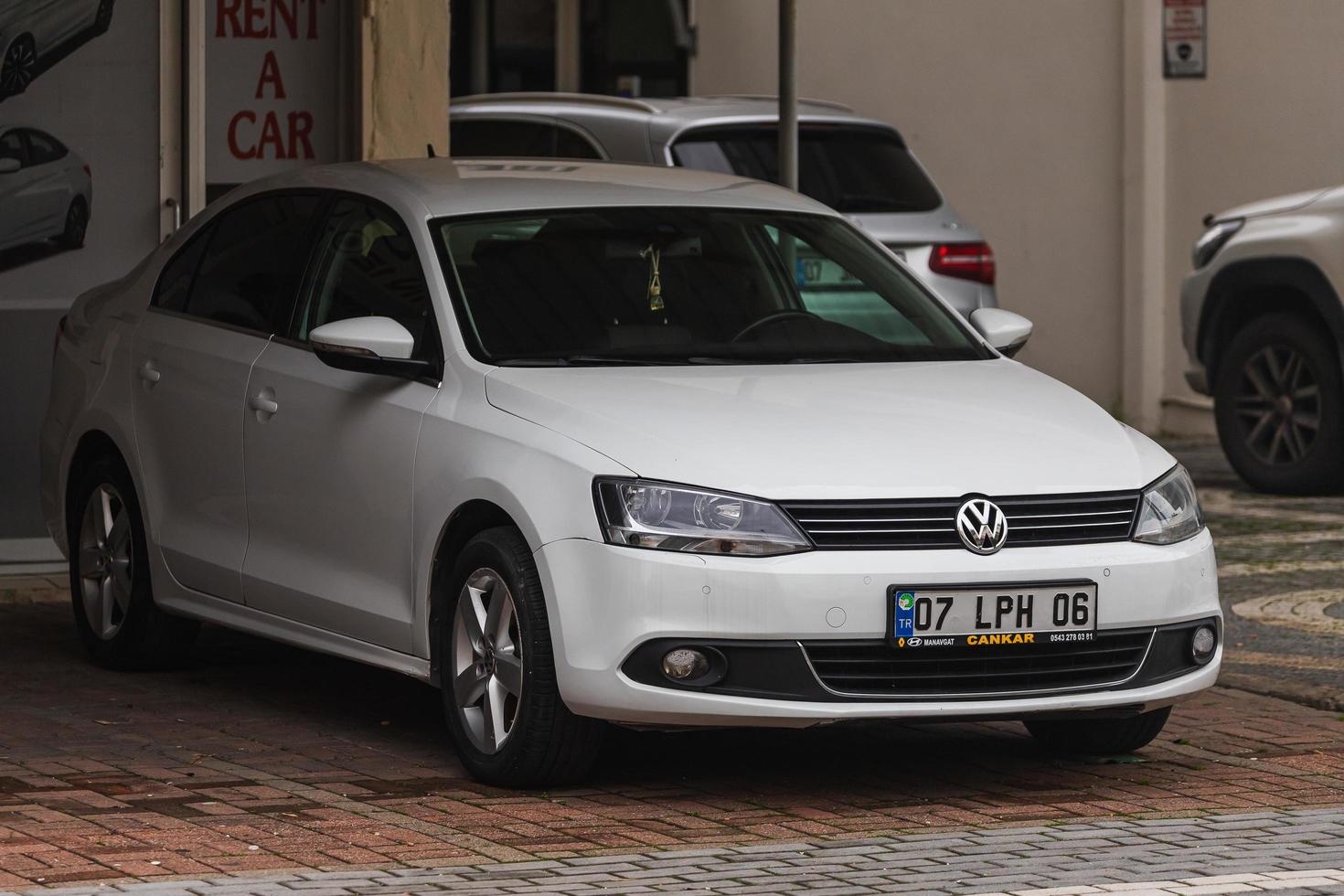 sida kalkon mars 04 2022 vit volkswagen jetta är parkerad på gatan en varm sommardag foto