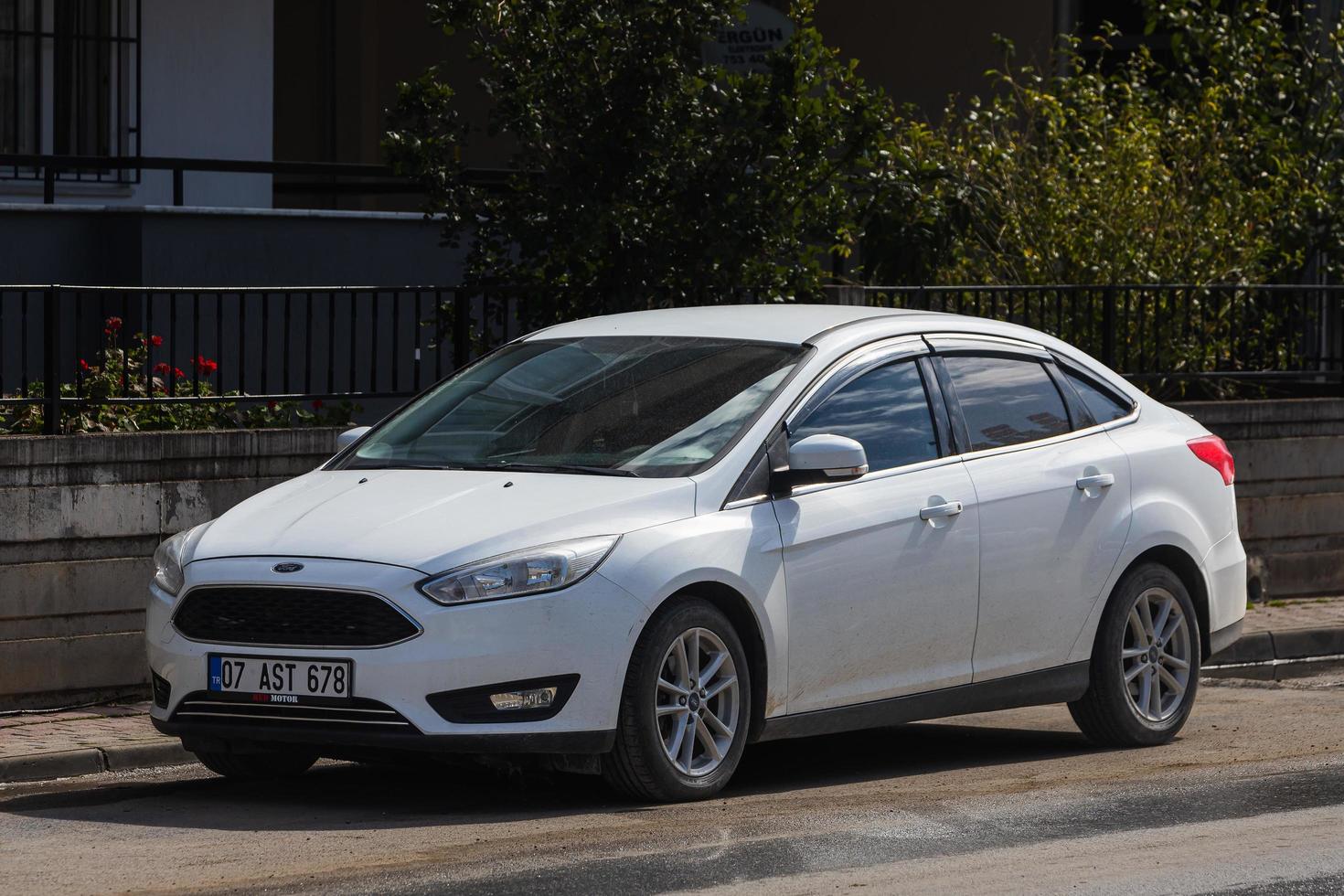 side turkey march 01 2022 white ford focus är parkerad på gatan en varm dag mot bakgrund av en park foto