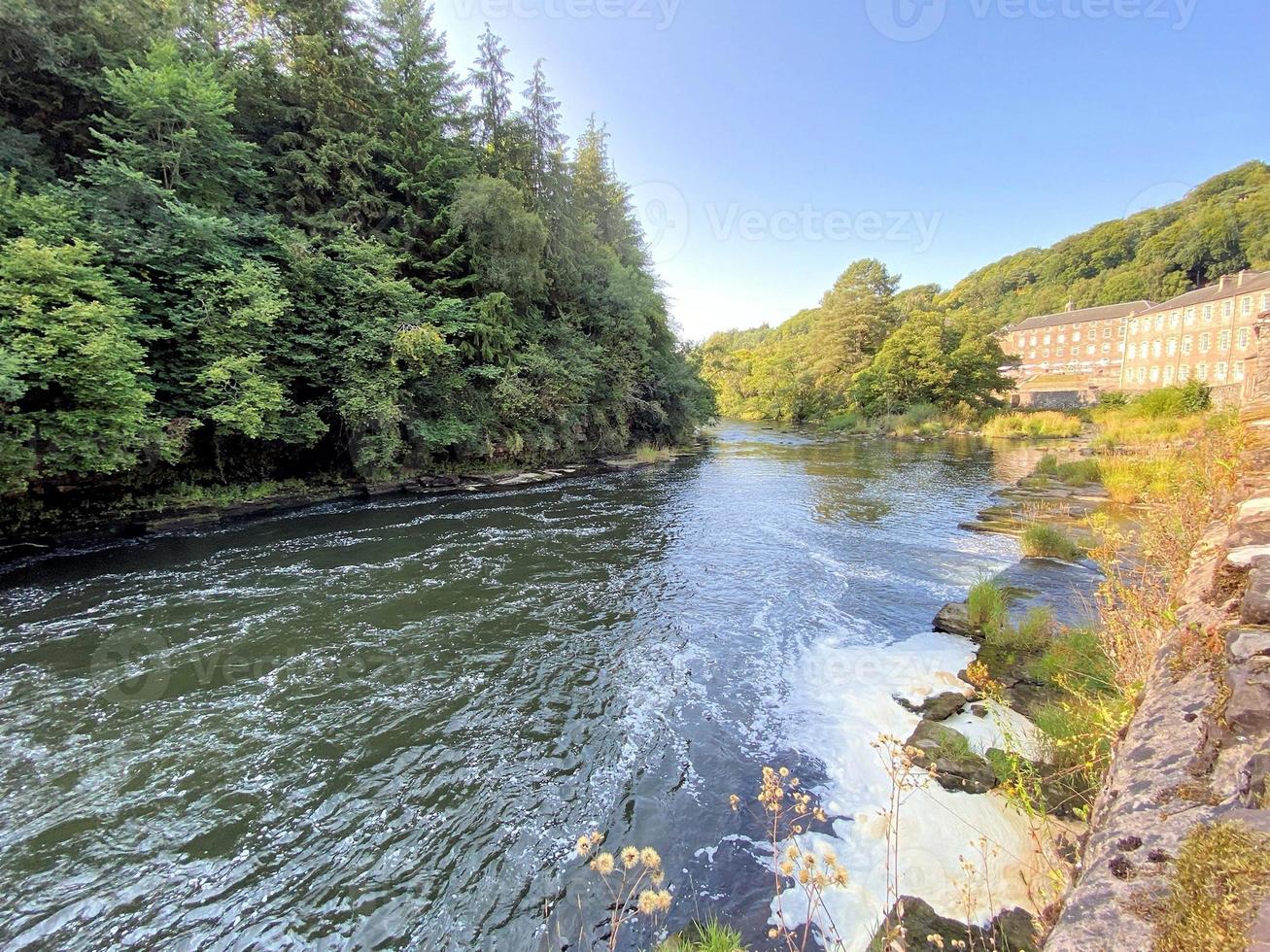 en vy över den skotska landsbygden nära fallen av clyde nära new lanark foto