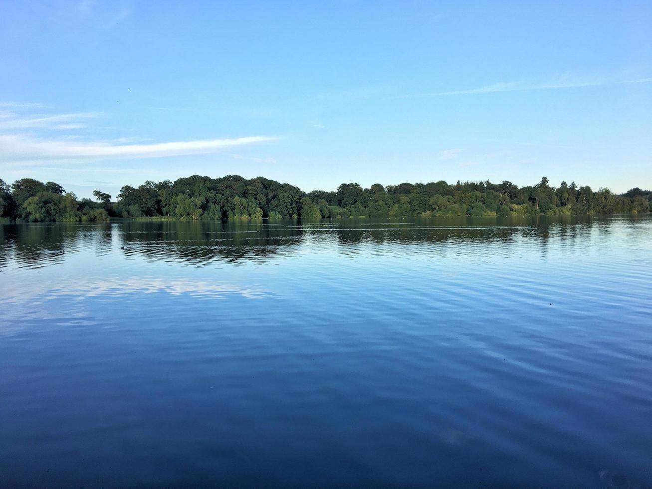 utsikt över ellesmere sjön i kvällssolen foto