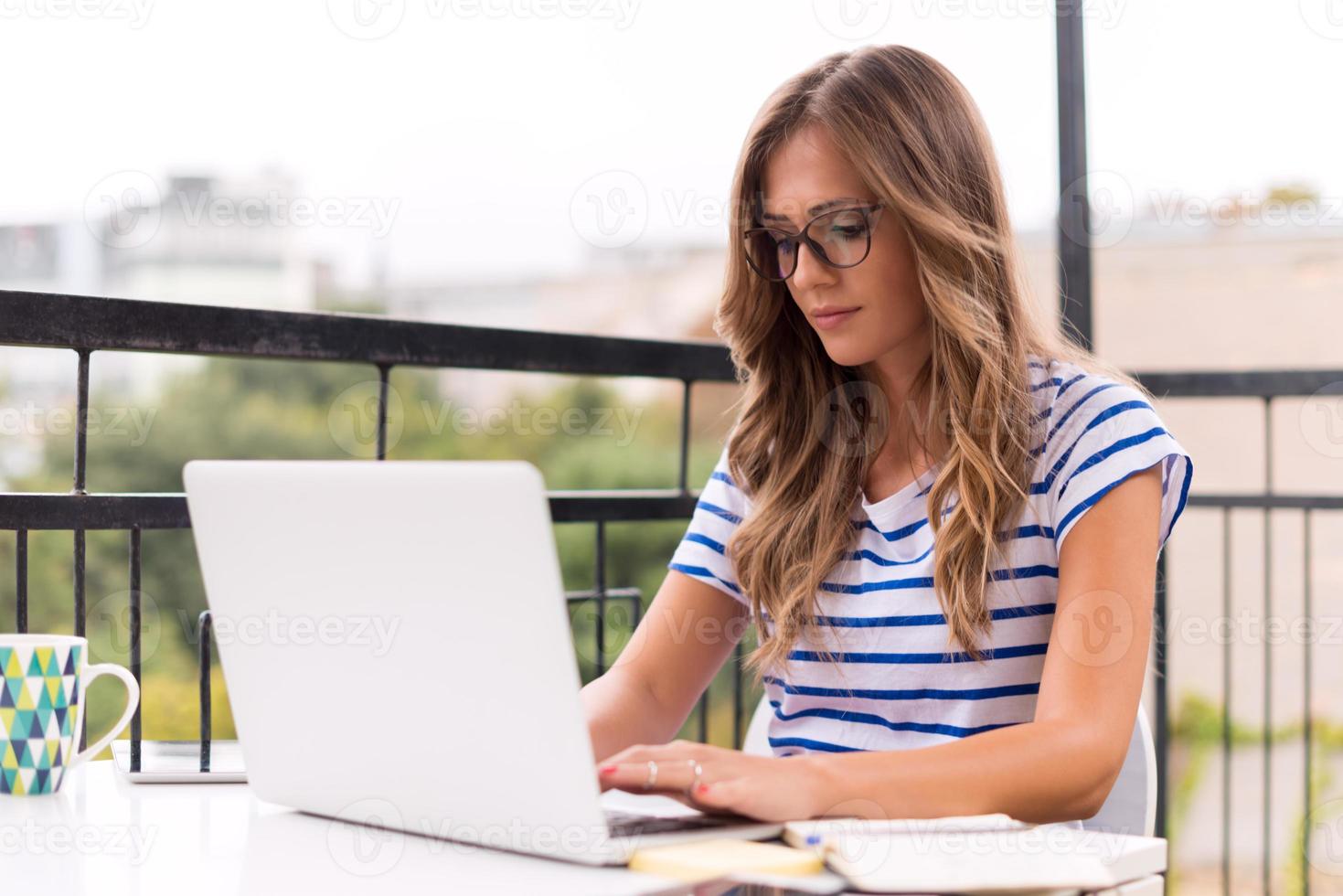 ung kvinna med bärbar dator foto