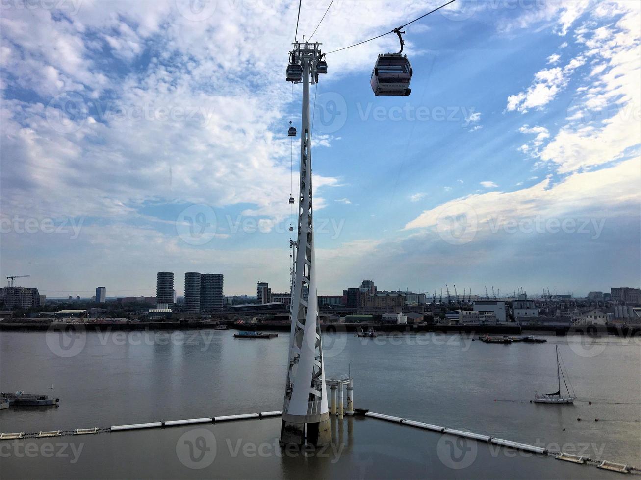 en flygfoto över london över Themsen nära ön hundar foto