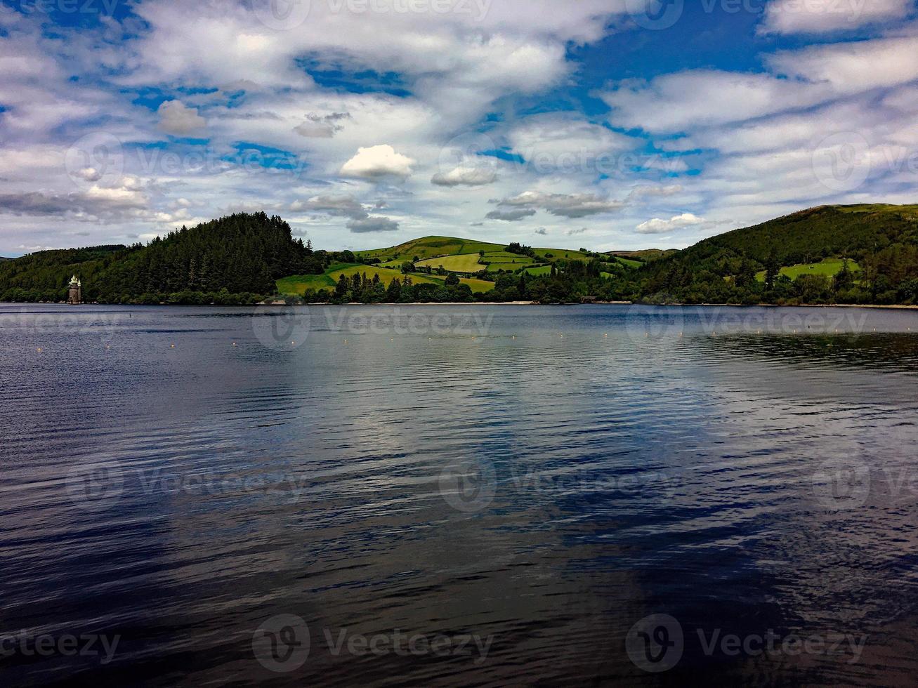 utsikt över sjön vyrnwy i mitten av wales foto