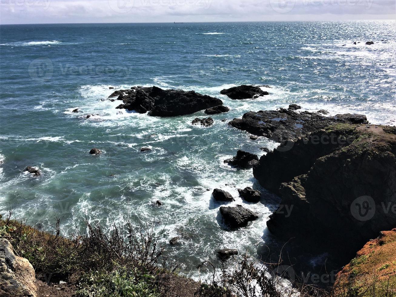 en utsikt över havet vid ödla punkt i cornwall foto