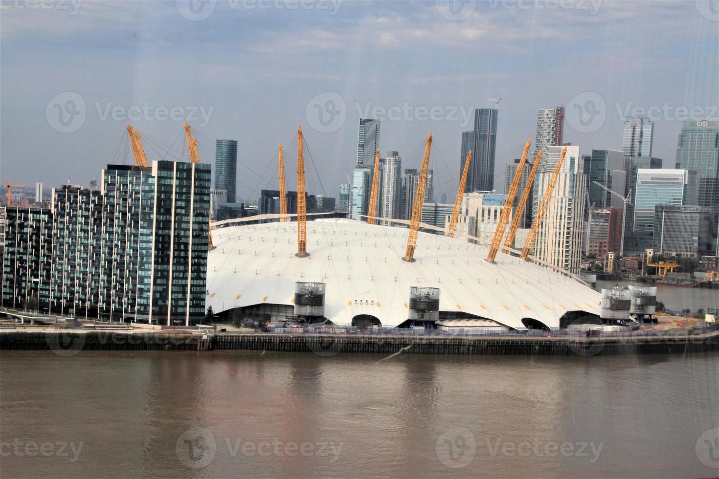 en flygfoto över london över Themsen nära ön hundar foto