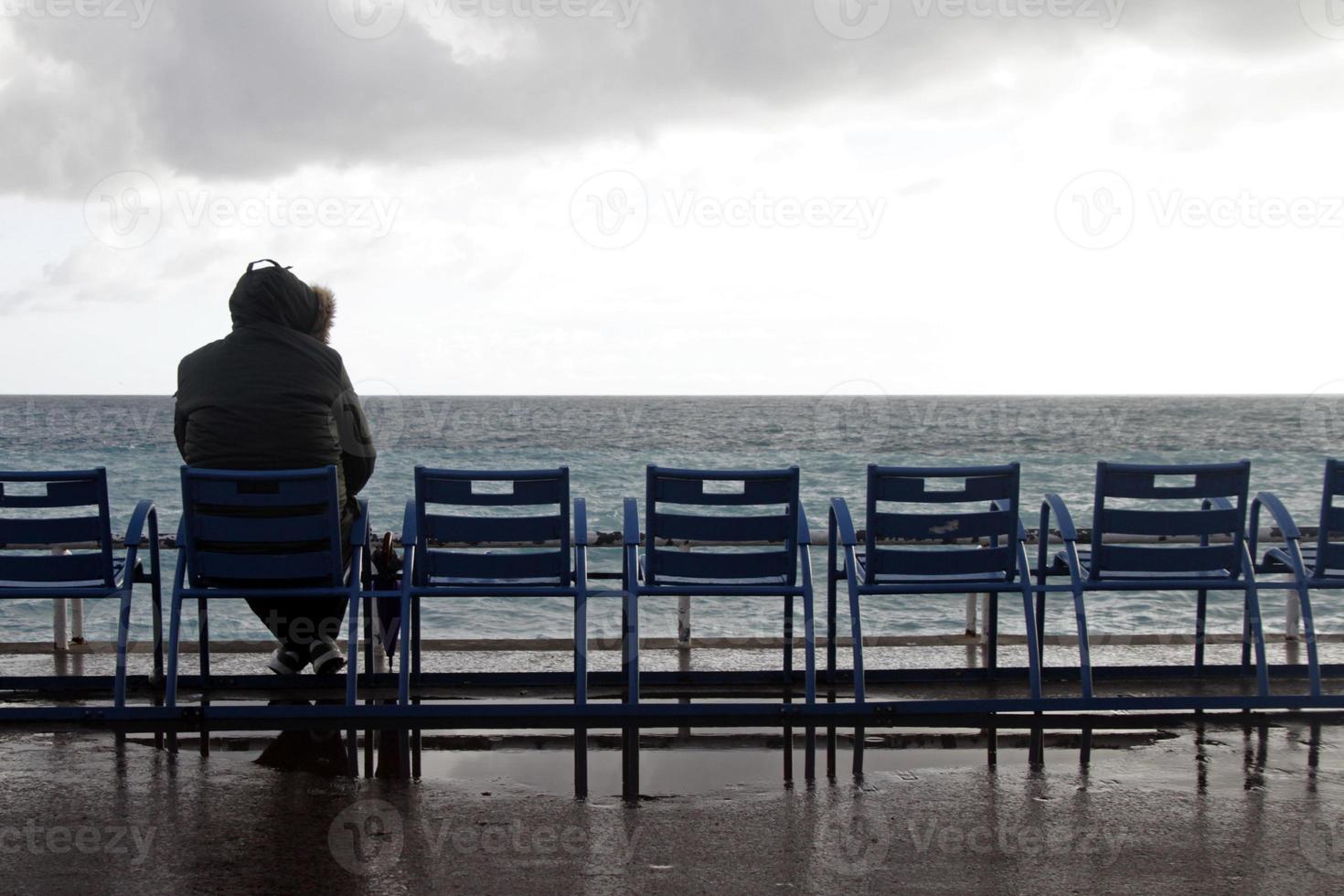 de berömda blå stolarna vid kusten i Nice, Frankrike, efter regn foto