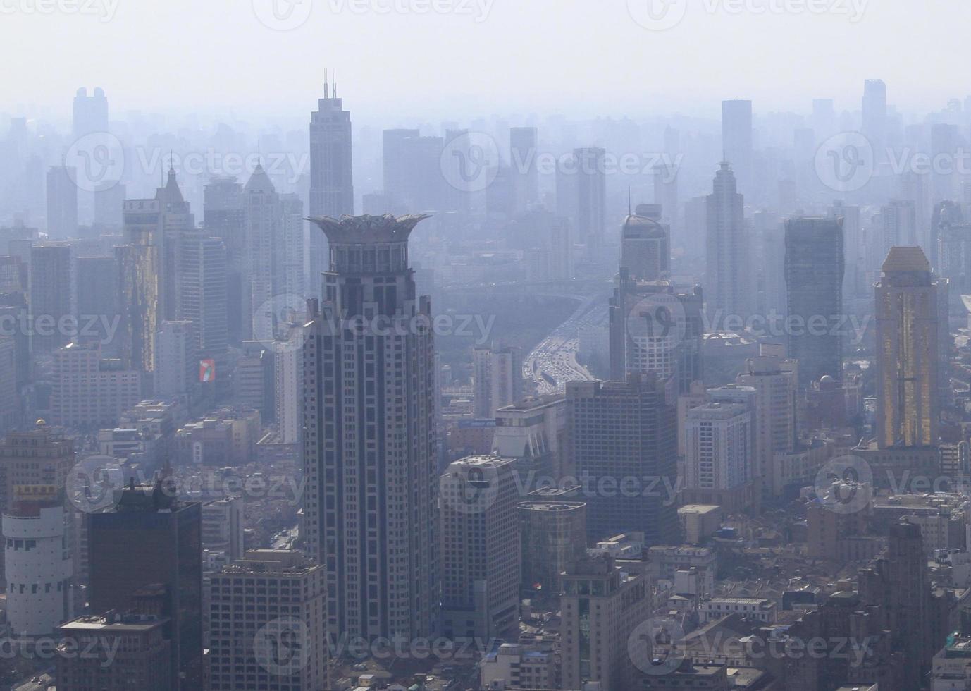 smogmoln skymmer skyskrapans skyline i shanghai, Kina foto