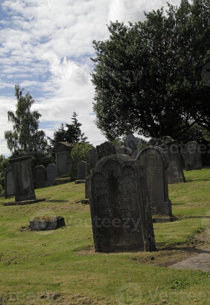 kyrkogård och kyrka i den skotska staden aberdeenshire foto