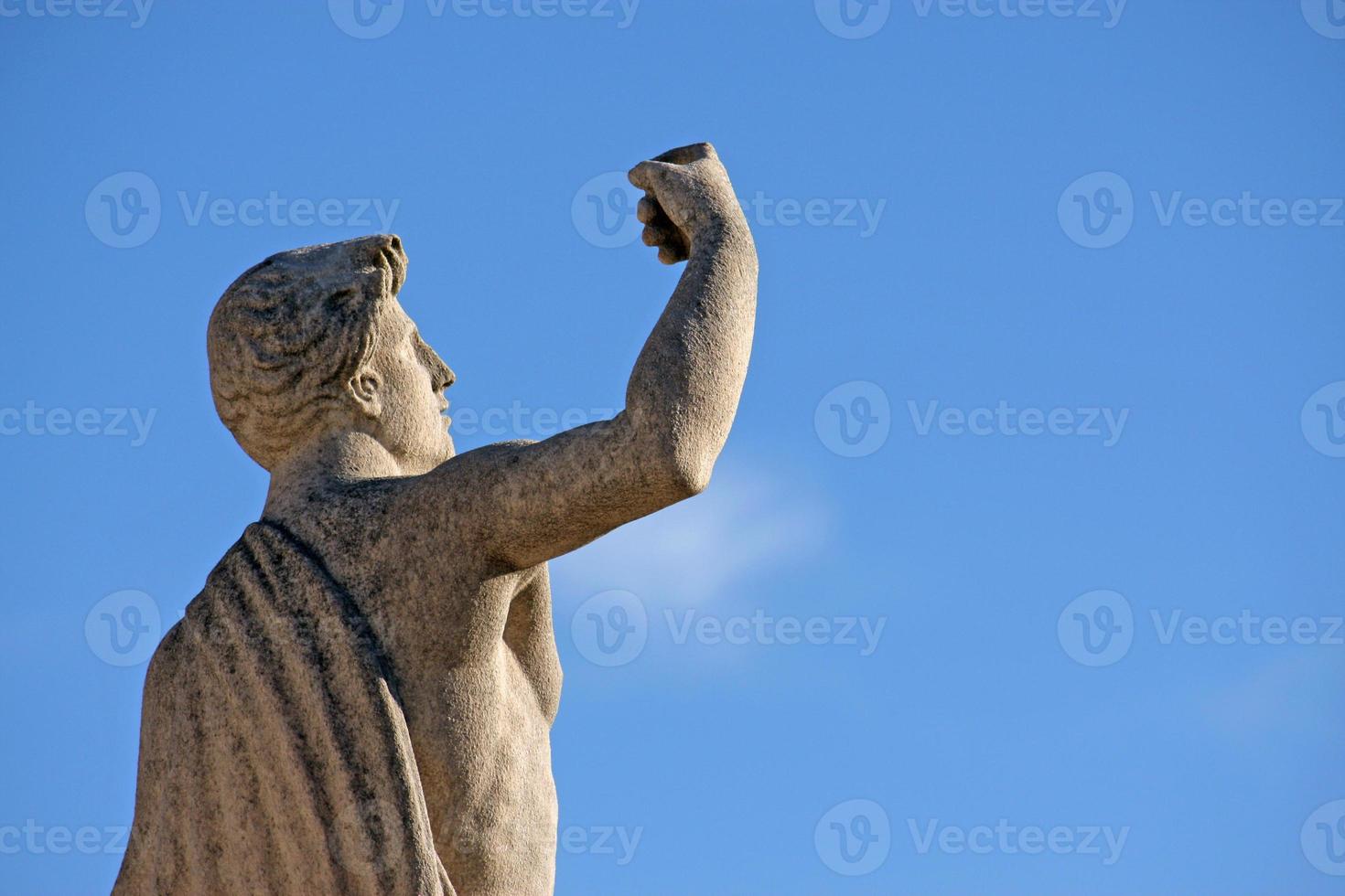 staty med höjd näve på katedralen i milano foto