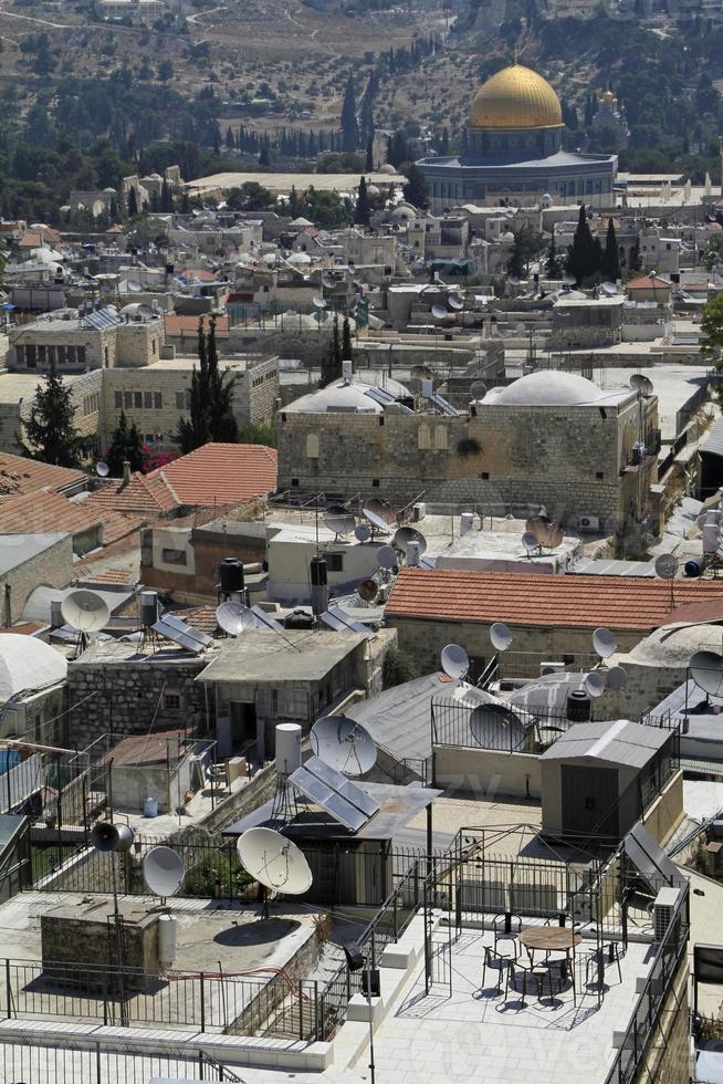 utsikt över jerusalems hustak med den berömda gyllene kupolen i bakgrunden foto