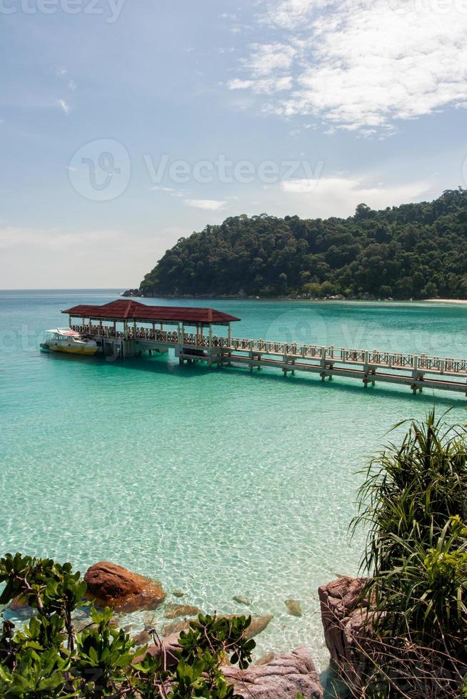 brygga på tropisk ö. perhentian öar, malaysia. foto