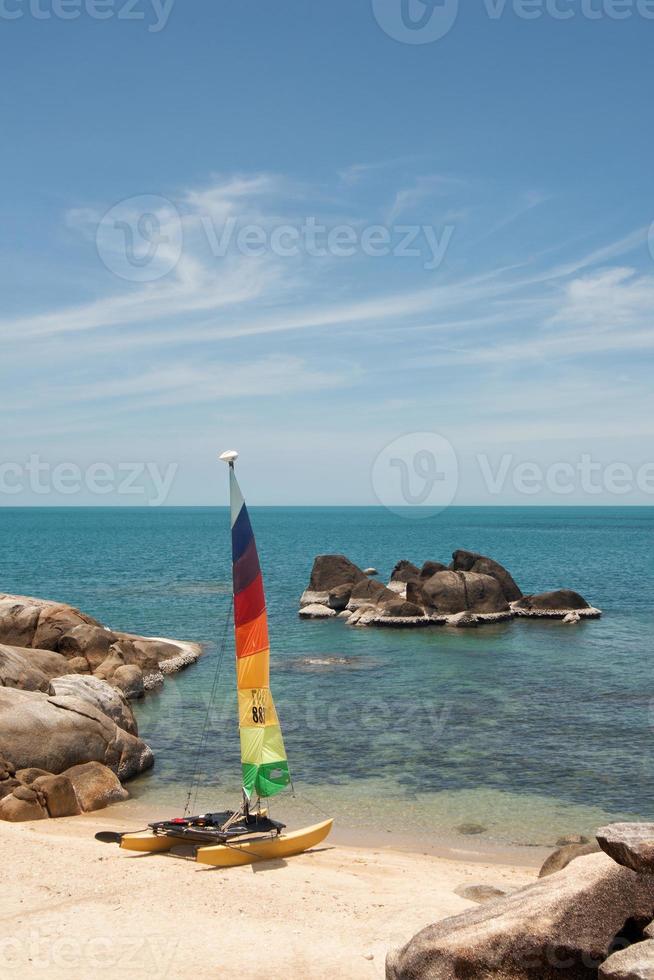 segelbåt på ko samui beach. foto