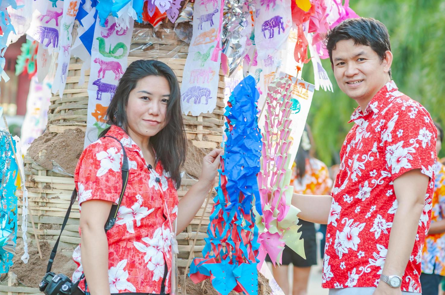 thailändsk familj deltar i gammal traditionell aktivitet i ett tempel under songkran-festivalen i chiang mai, norra thailand, mycket berömd händelse i thailand foto