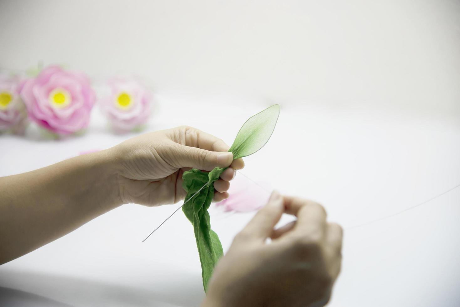 kvinna som gör vacker nylonblomma - människor med DIY handgjorda blomkoncept foto