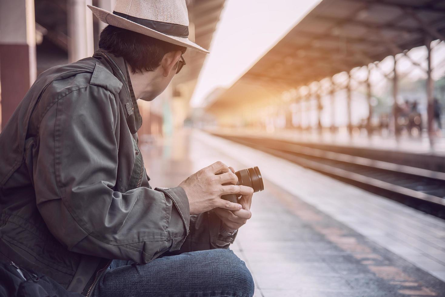 resa man vänta tåg på plattformen - människor semester livsstil aktiviteter på tågstationen transport koncept foto