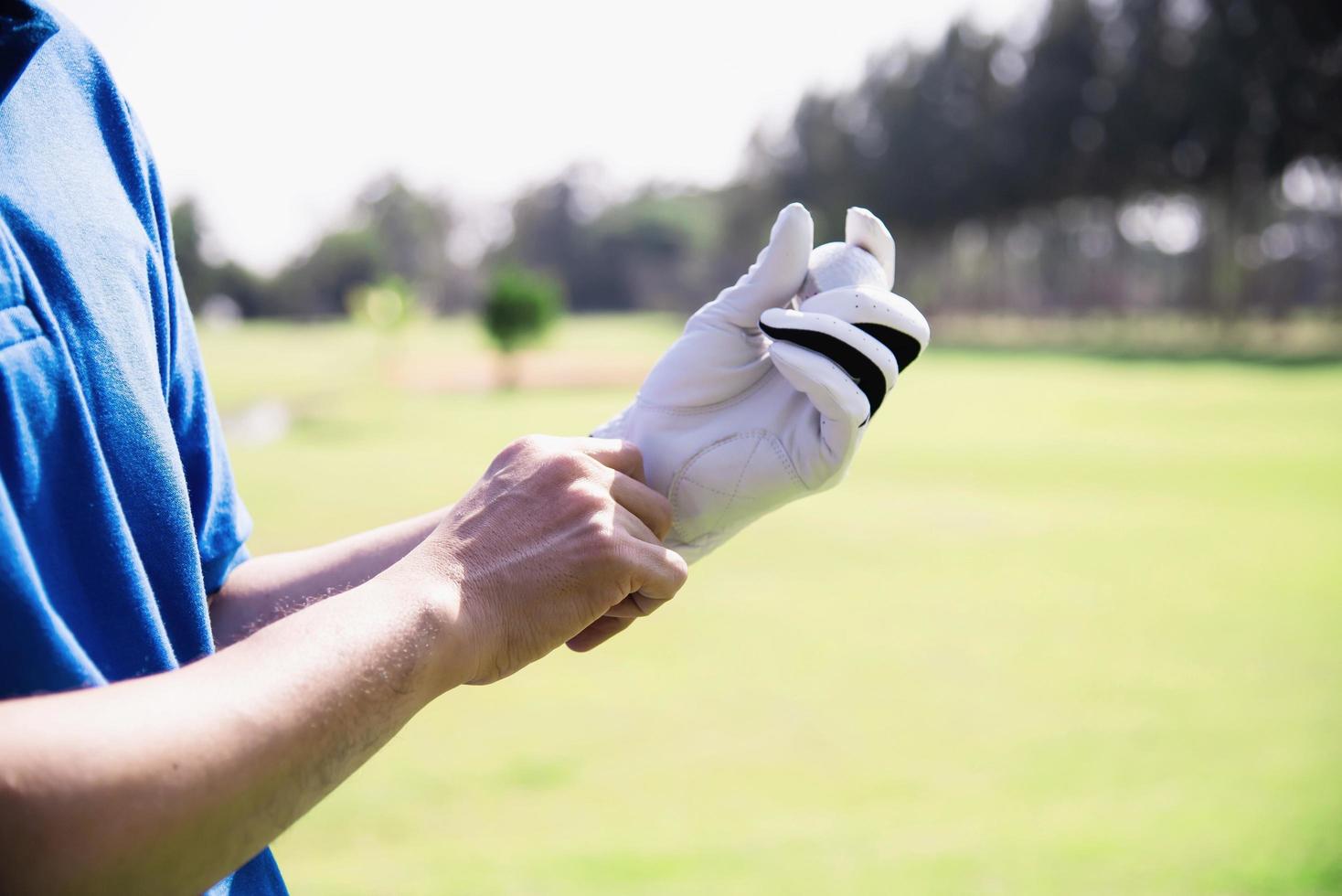 man spelar utomhus golf sportaktivitet - människor i golf sport koncept foto