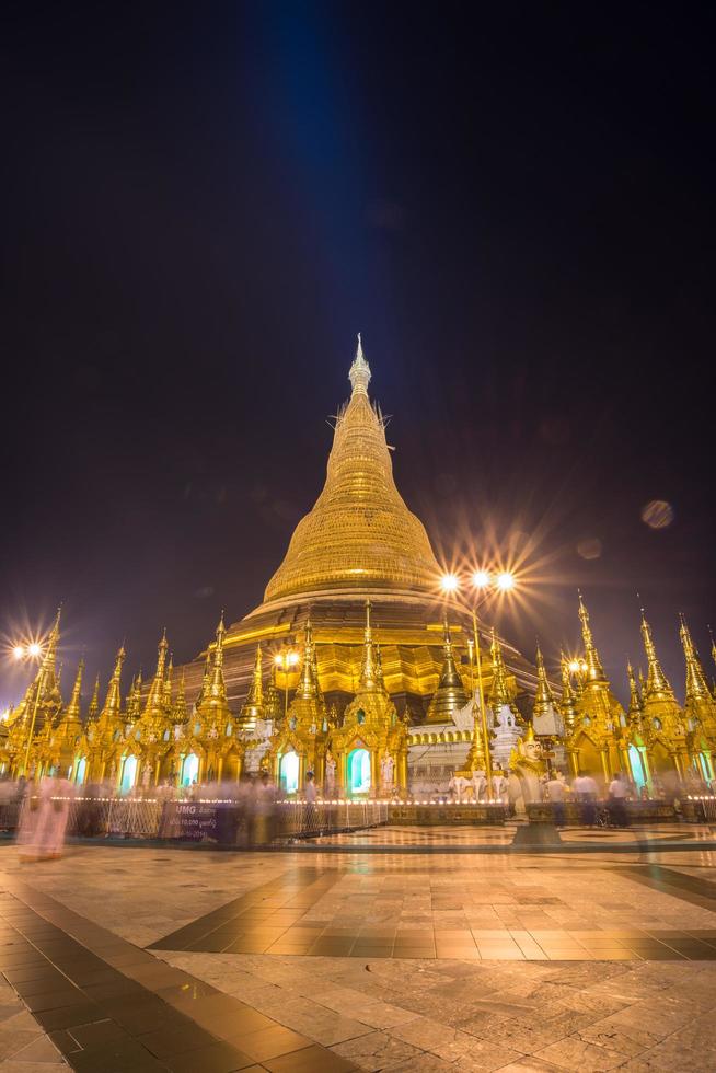 shwedagon pagoda det ikoniska landmärket i yangon township i myanmar på natten. foto