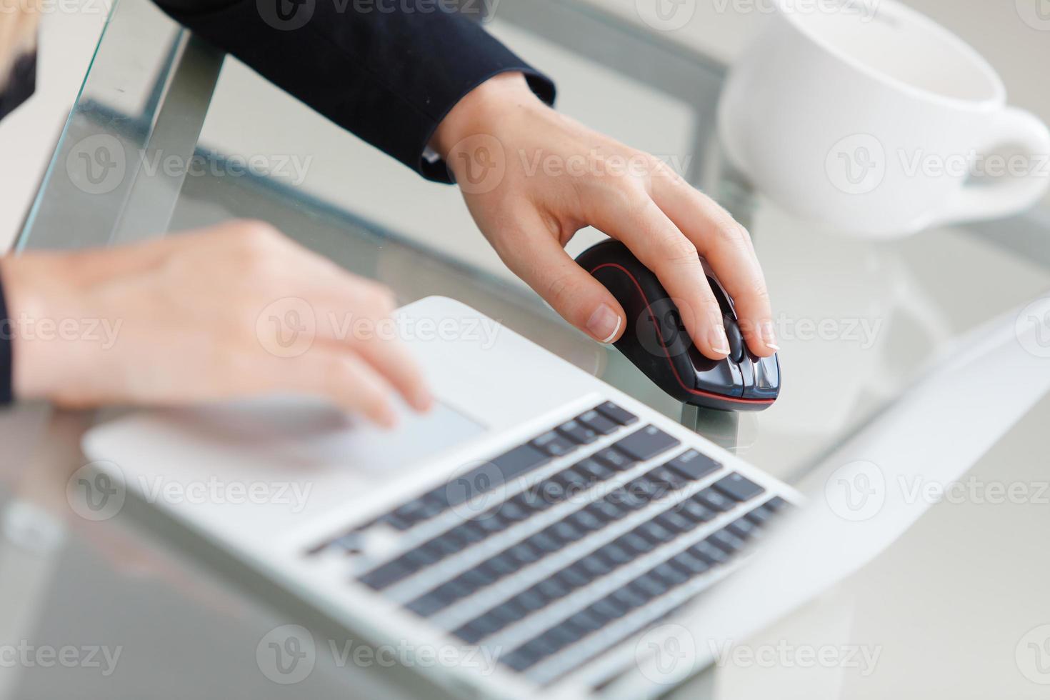 kvinnans händer på tangentbordet på laptop foto
