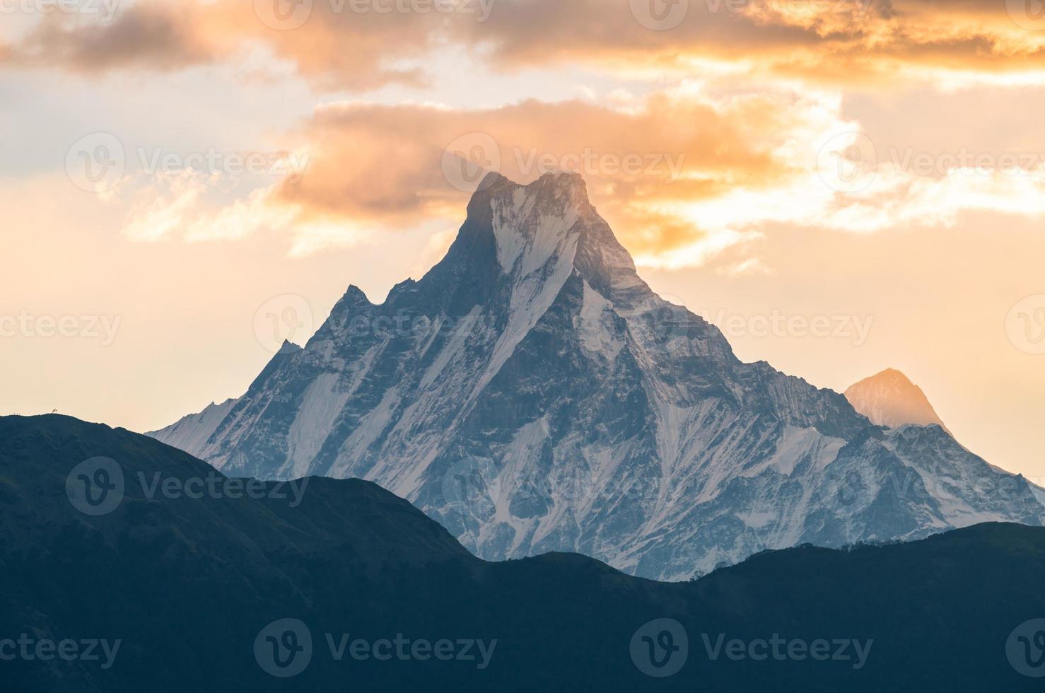 machapuchare berg eller mt.fish svans en av de ikoniska toppen i annapurnas naturskyddsområde i nepal. foto