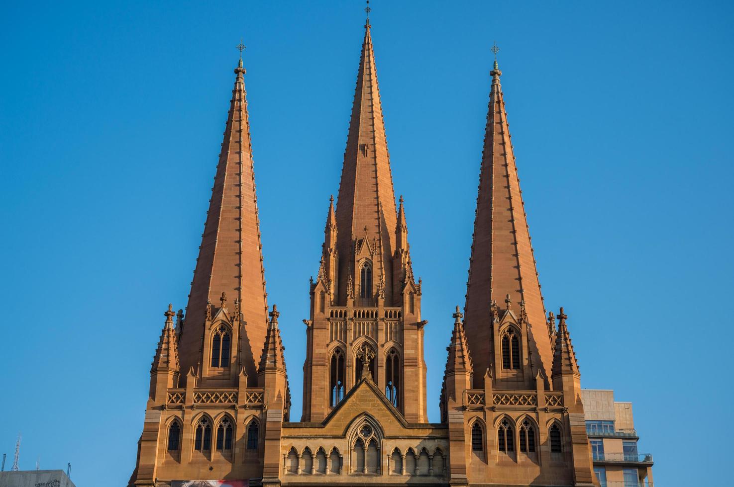 tornspirorna i St Paul's Cathedral ligger i centrala Melbourne City, Australien. foto