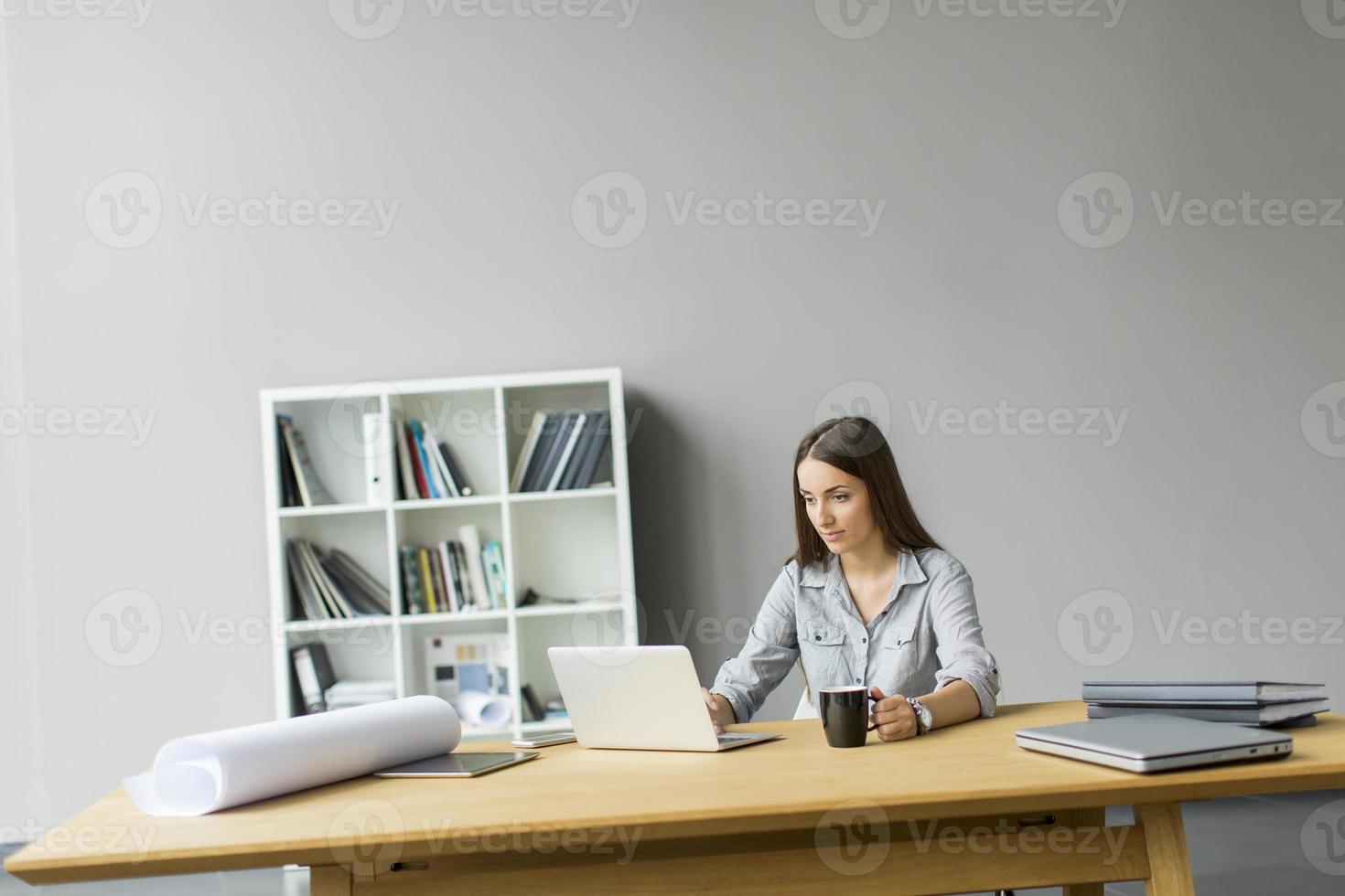ung kvinna som arbetar på kontoret foto