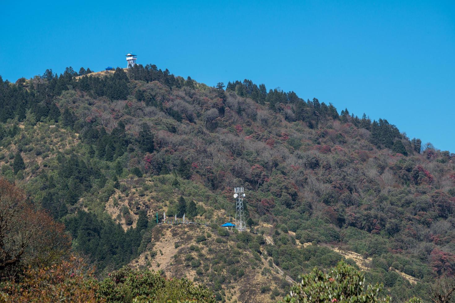landskapsvy över Poon Hill den bästa platsen att se den där annapurna-bergskedjan som ligger vid byn ghorepani i nepal. foto