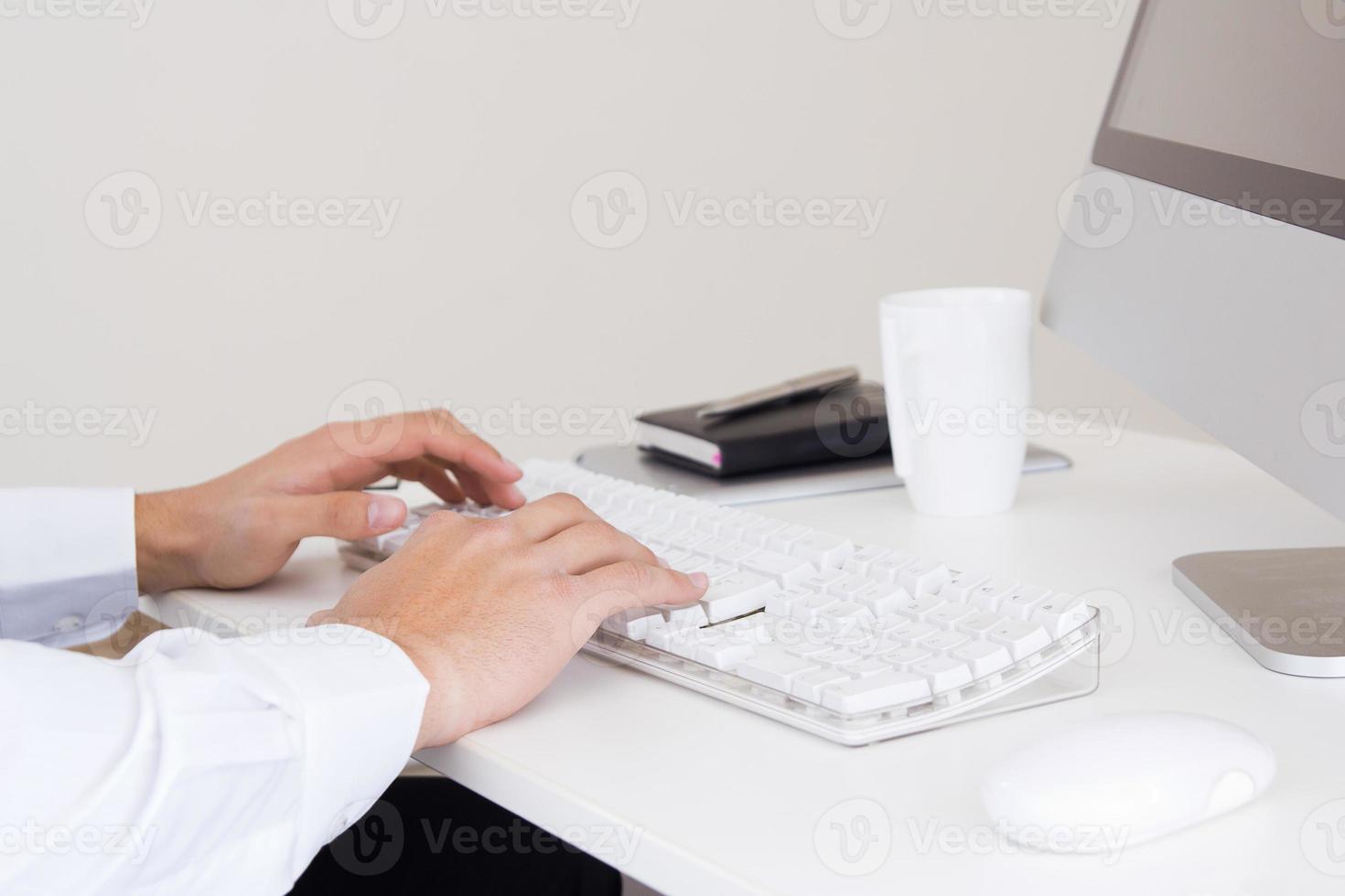 händerna på affärsmannen med ett datortangentbord. foto