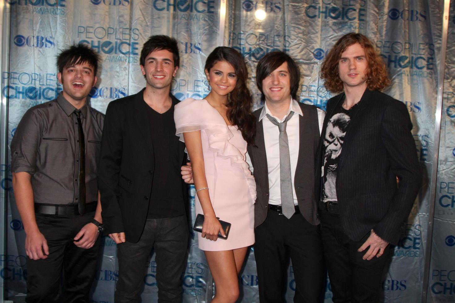 los angeles, 5 januari - selena gomez och källan hennes band anländer till 2011 People's Choice Awards på nokia theater at la live den 5 januari 2011 i los angeles, ca. foto