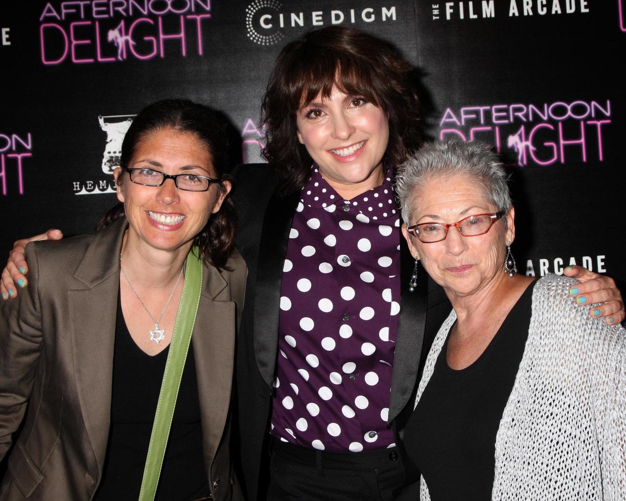 los angeles, 19 aug - jill soloway middle, med syster och mamma på eftermiddagens delight-premiär på arclight hollywood teatrarna den 19 augusti 2013 i los angeles, ca. foto