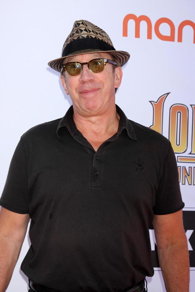 los angeles, 7 maj - tim allen anländer till den 5:e årliga george lopez kändisgolfklassikern på lakeside golfklubb den 7 maj 2012 i toluca lake, ca. foto