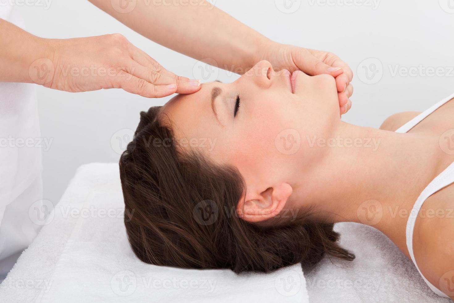 kvinna som får en massage medan du ligger foto