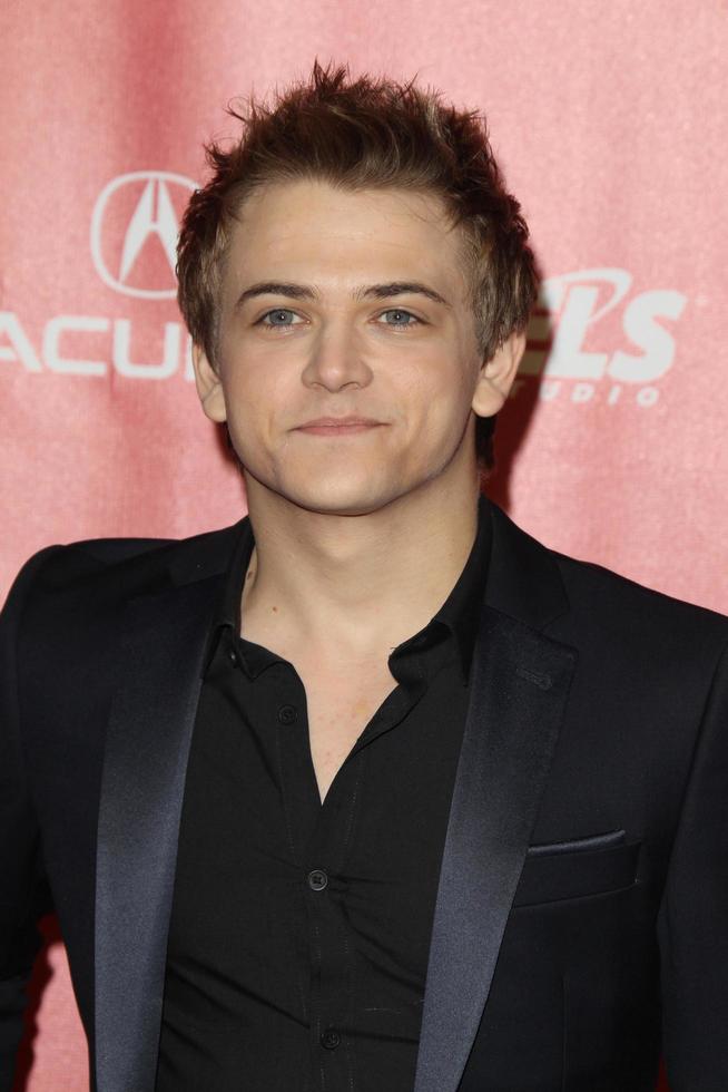 los angeles, 8 feb - hunter hayes anländer till 2013 års musicares person of the year gala för att hedra bruce springsteen på los angeles kongresscenter den 8 februari 2013 i los angeles, ca. foto