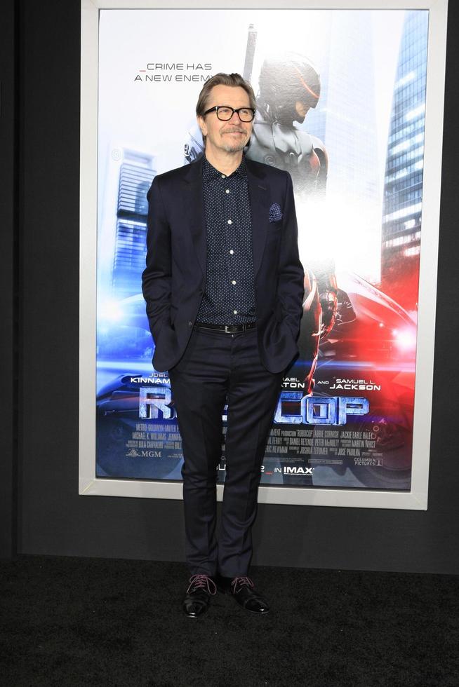 los angeles, 10 feb - gary oldman på robocop, los angeles premiär på tcl chinese theatre den 10 februari 2014 i los angeles, ca. foto