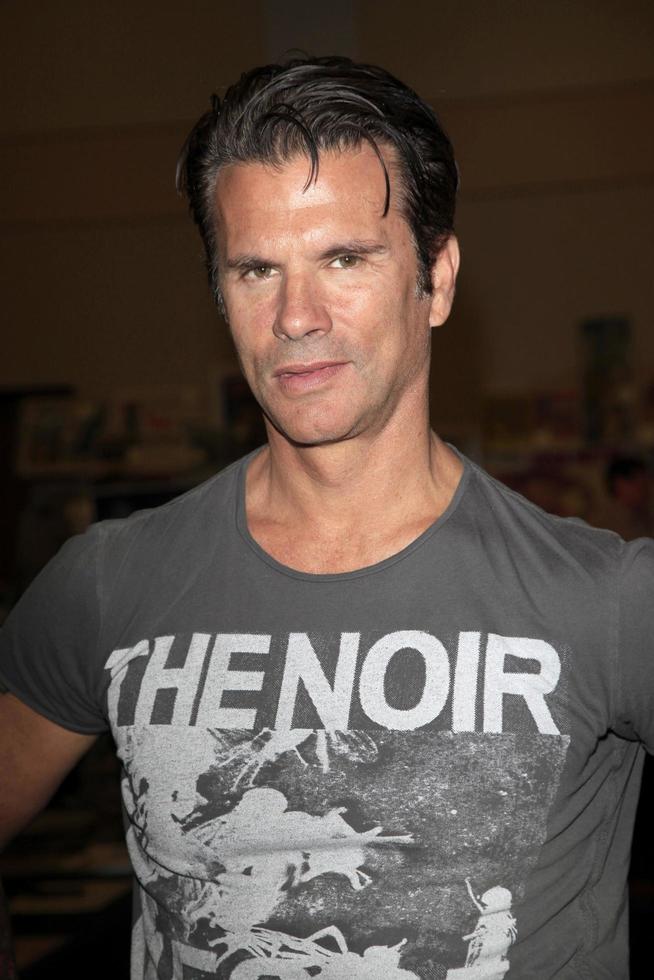 burbank, 22 april - lorenzo lamas deltar i hollywoodshowen på Burbank Airport, marriott den 22 april 2012 i Burbank, ca. foto