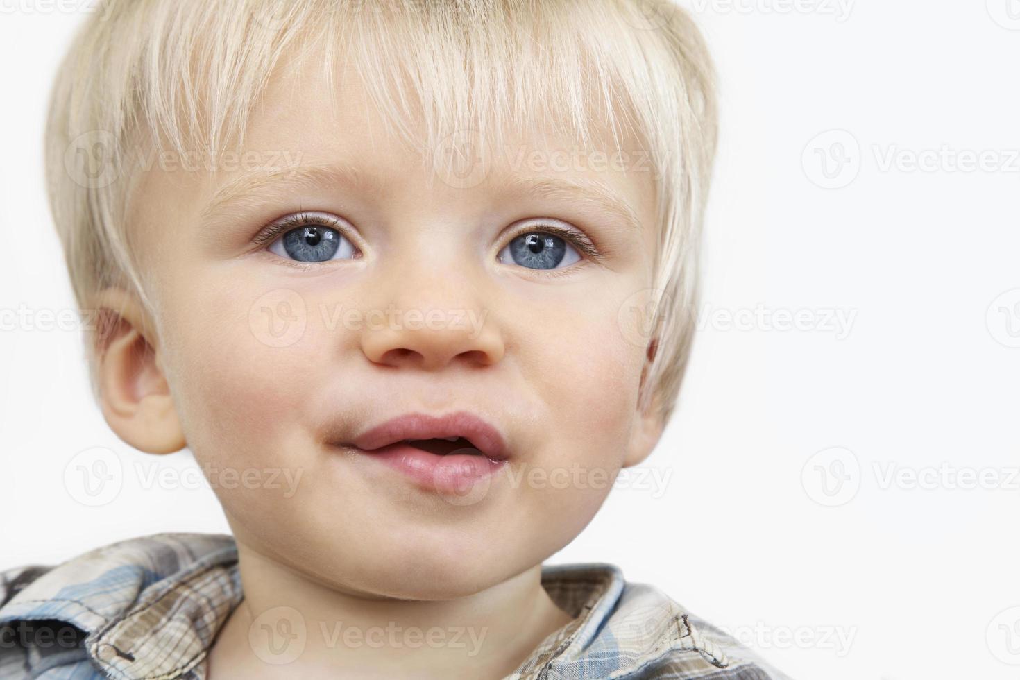 söt pojke med blå ögon foto
