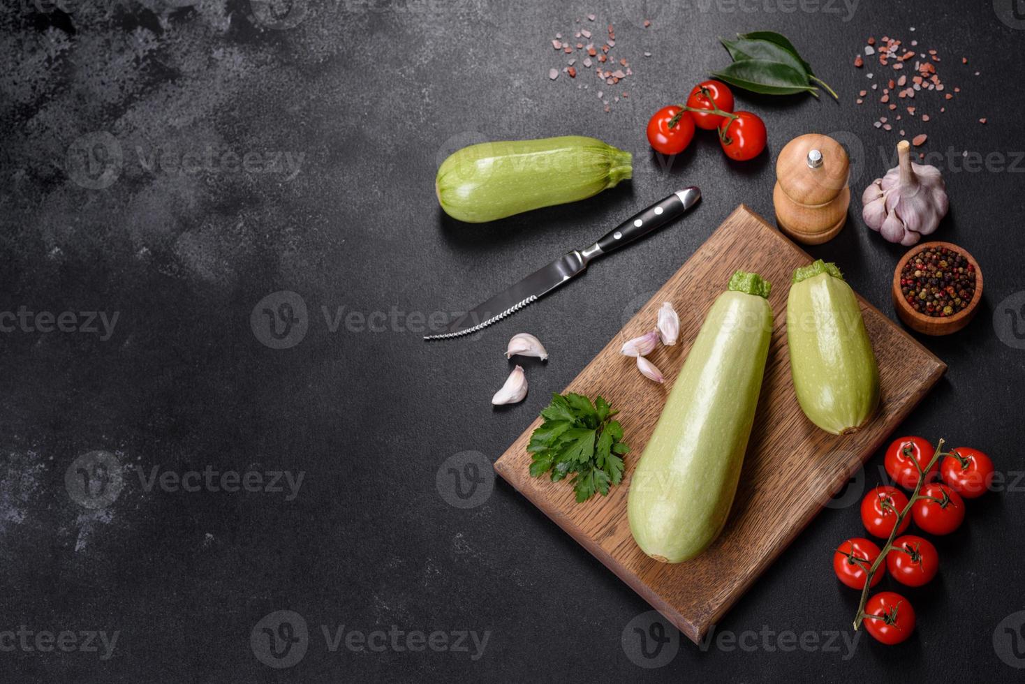 ingredienser för att göra läcker zucchinikaviar foto