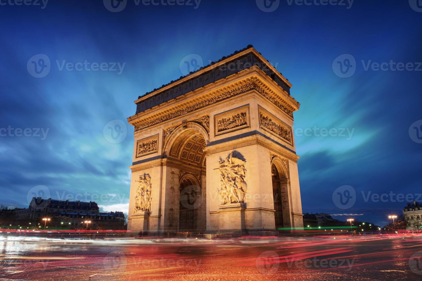 arc de triomphe i Paris vid solnedgången med suddiga bilar foto