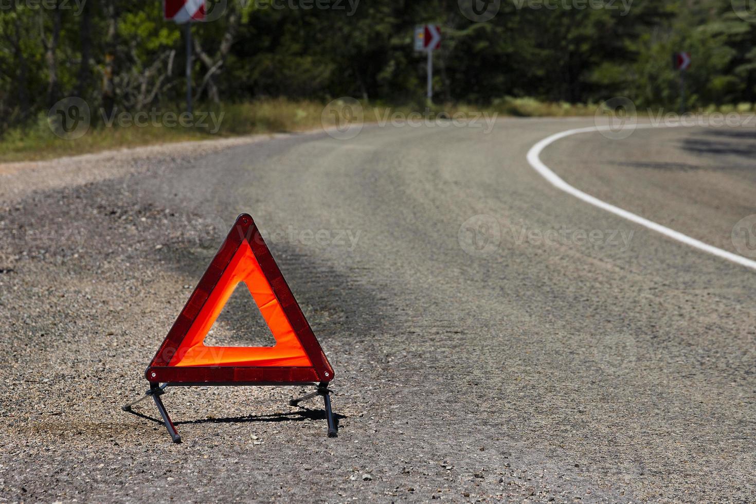 en nödstoppskylt för ett fordon är installerad på vägen. kopieringsutrymme. foto