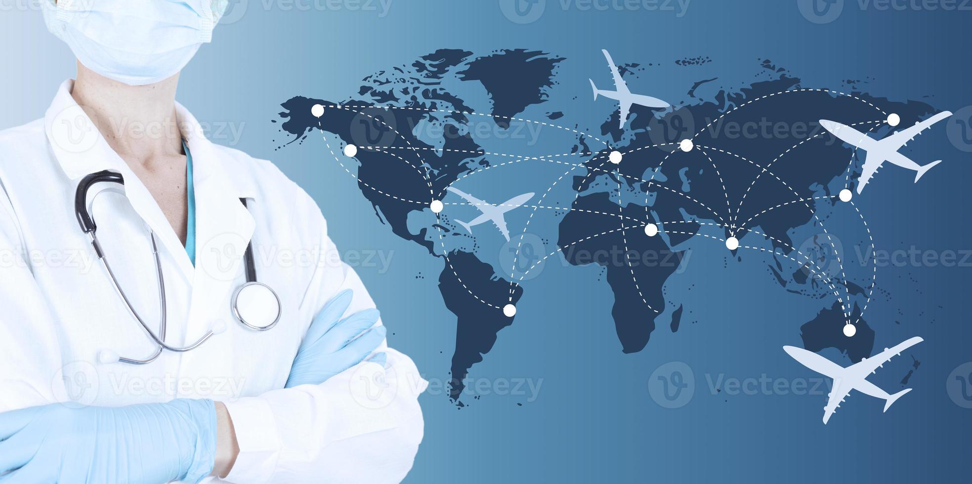 läkare i en vit medicinsk rock i en skyddsmask och handskar på bakgrunden av världskartan med flygplan. medicinsk turism och resekoncept. foto