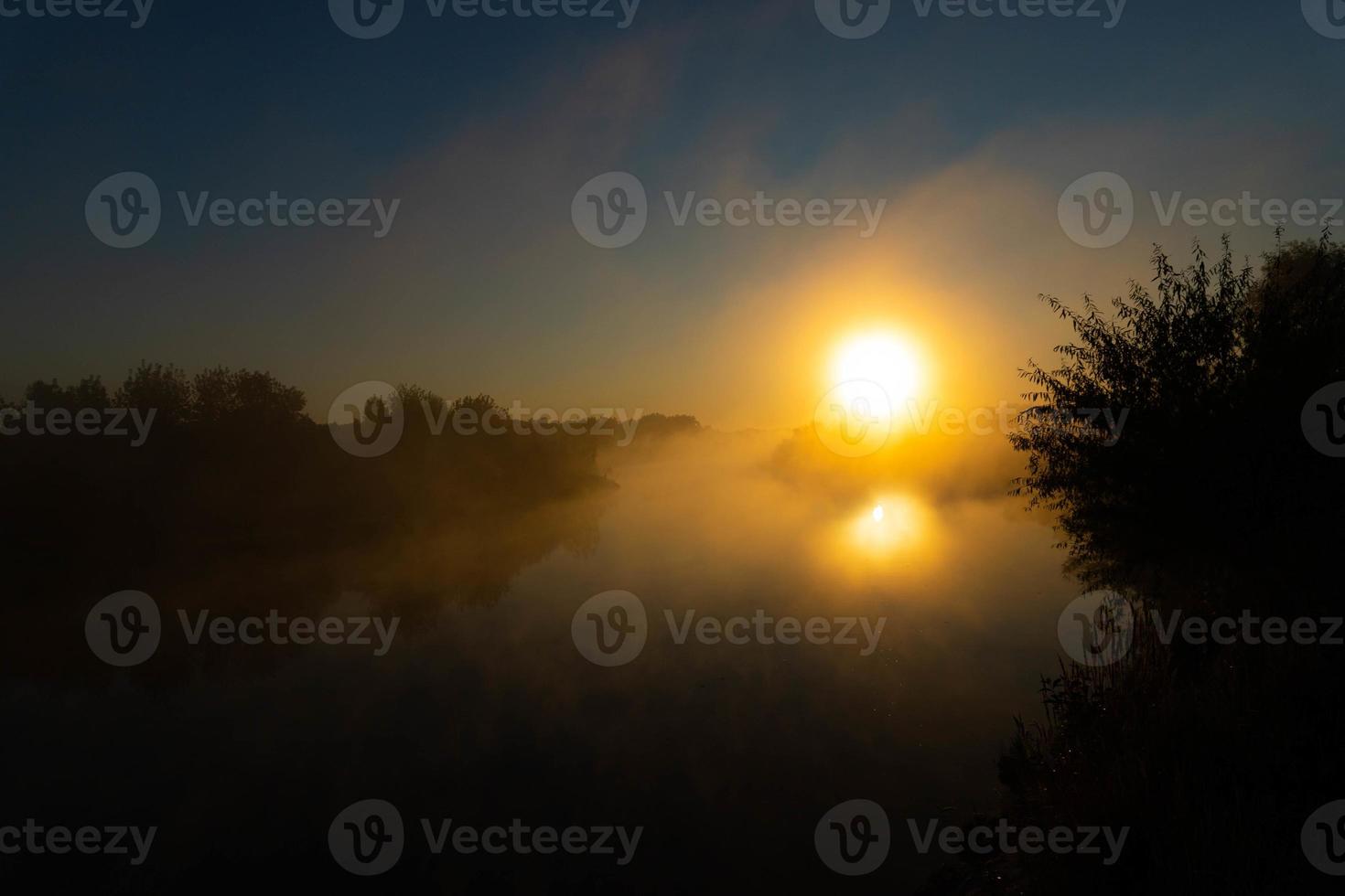 panorama av vackra dimmiga sjökusten vid soluppgångsögonblicket. foto