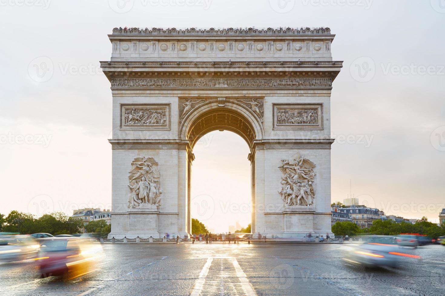 arc de triomphe i Paris på morgonen foto