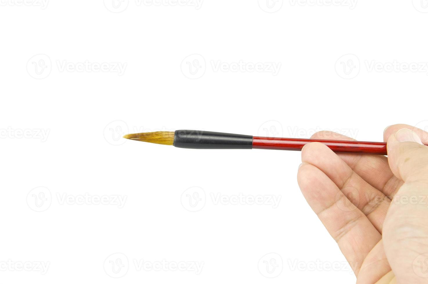 man som håller kinesisk skrivborste på mellanisolat vit bakgrund foto