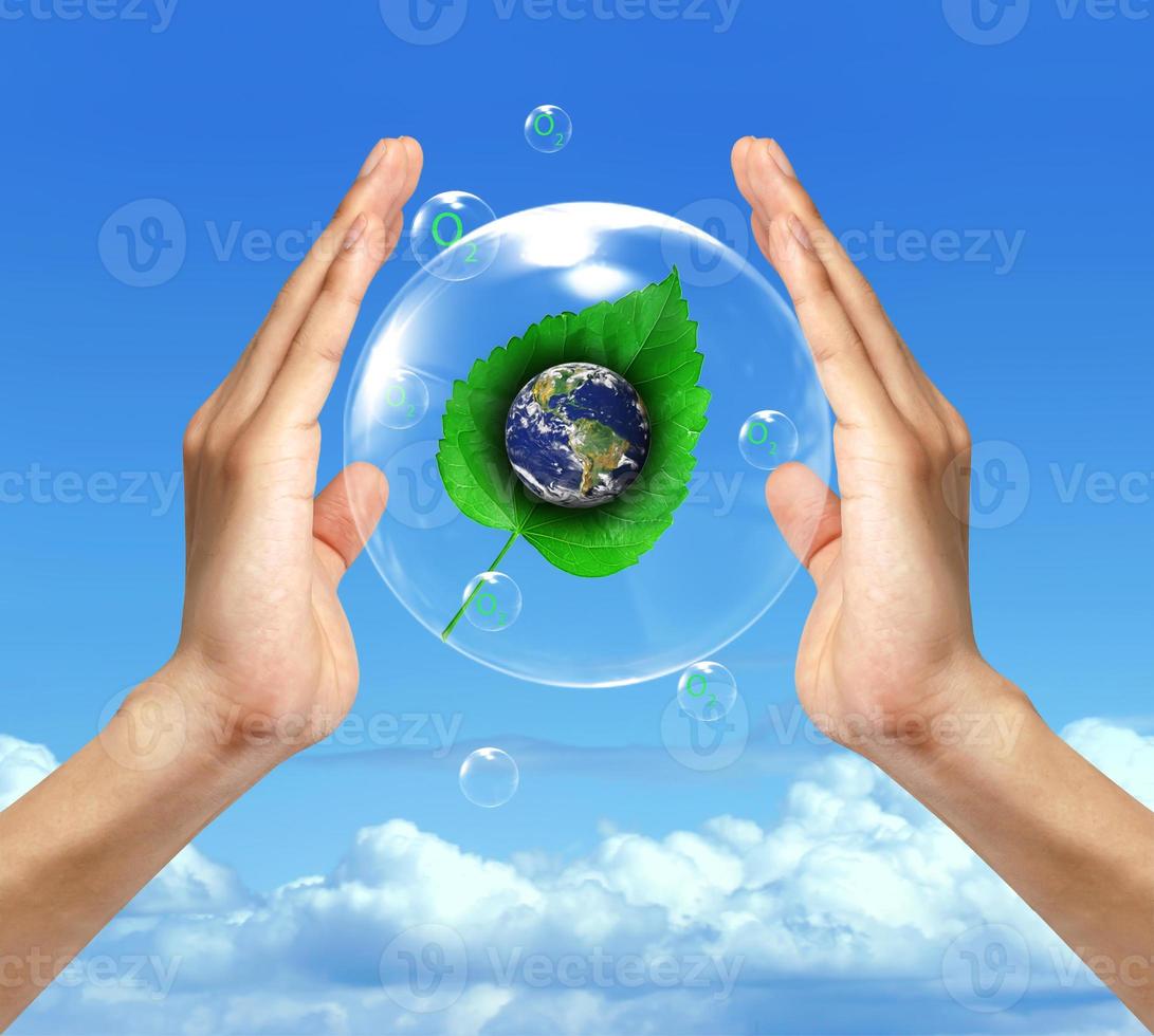 bubblor mot den blå himlen och molnen. symbol för miljöskydd. foto