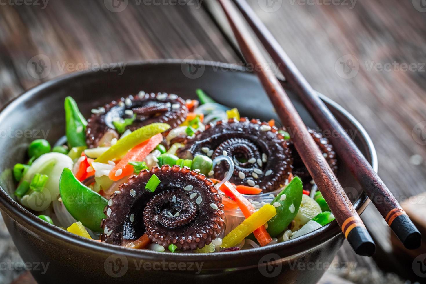 bläckfisk serveras med grönsaker och nudlar foto