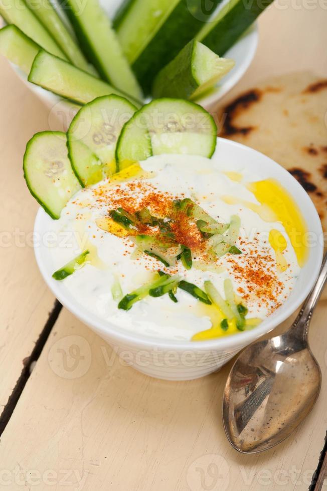 arab Mellanöstern get yoghurt och gurka sallad foto