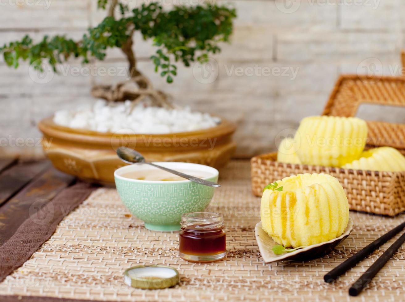traditionell asiatisk riskaka med honung foto