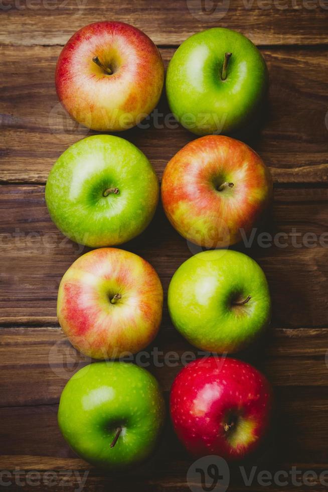 färska färgglada äpplen foto