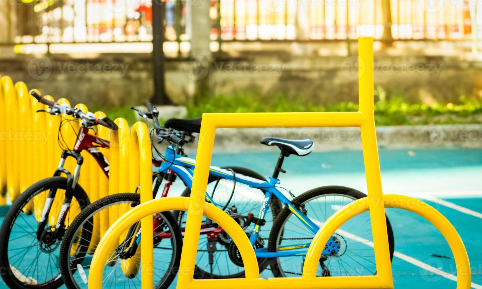 cykeldelningssystem. cykeluthyrningsverksamhet. cykel för stadsrundtur vid cykelparkeringsstation. miljövänliga transporter. stadsekonomi kollektivtrafik. cykelstation i parken. hälsosam livsstil. foto