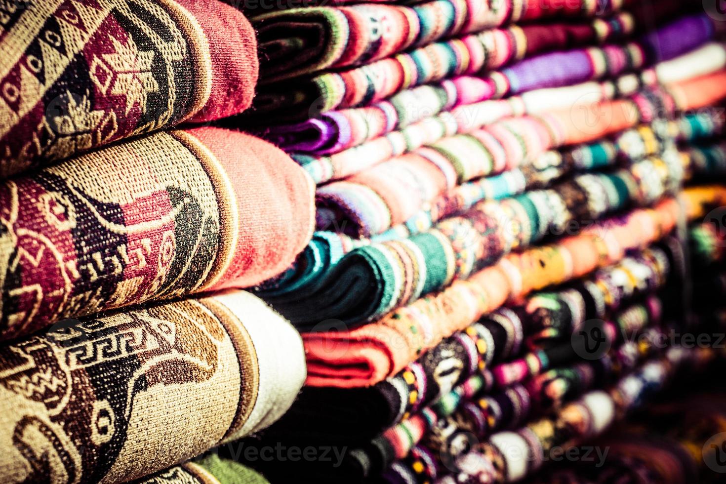 färgrikt tyg på marknaden i Peru, Sydamerika foto
