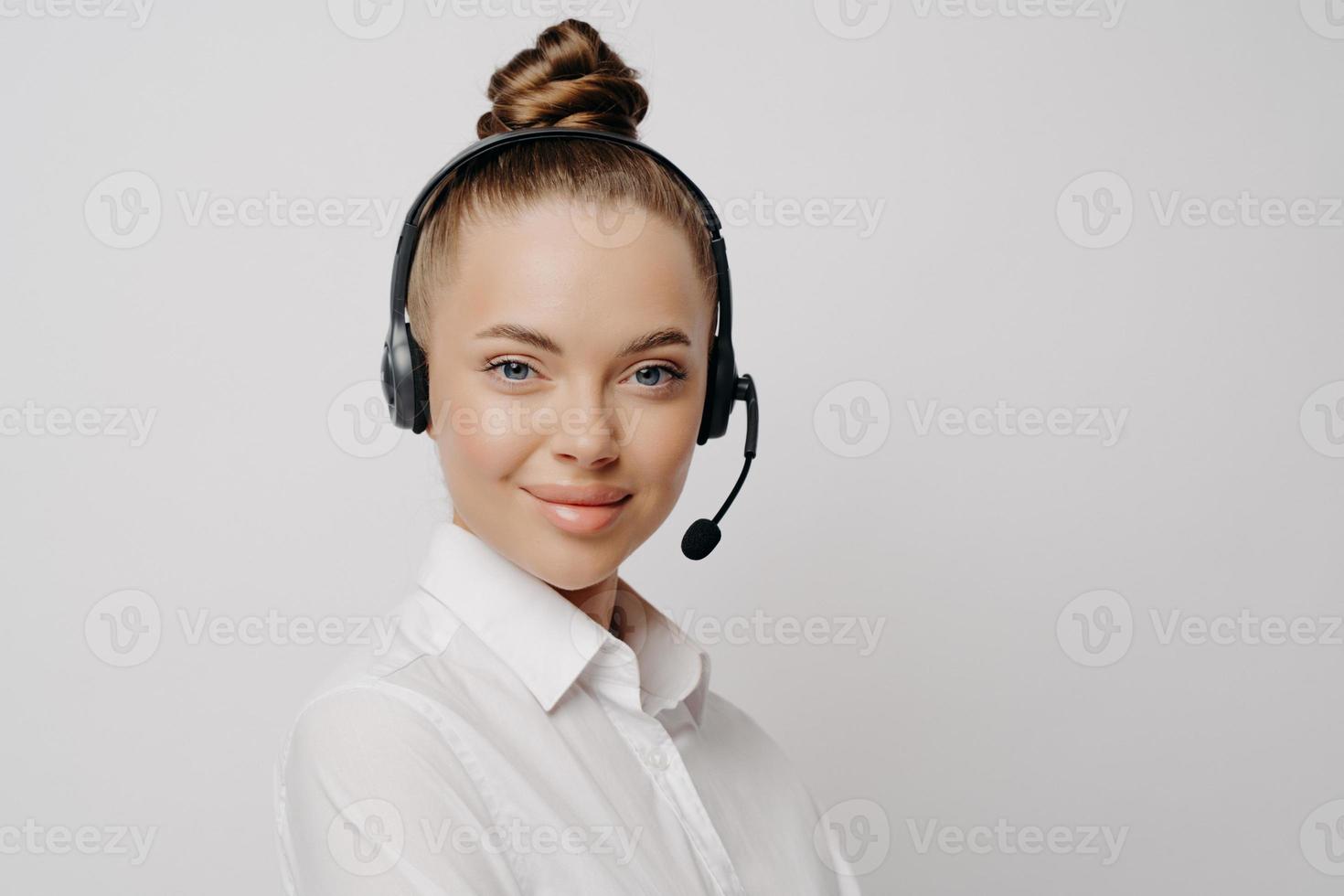 vacker callcenterkonsult i vit skjorta i svart headset foto